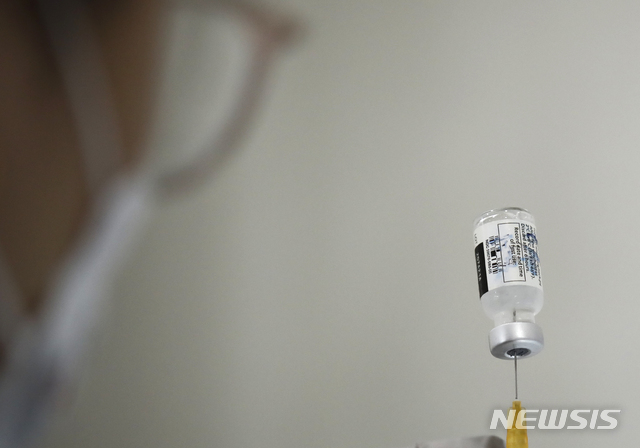 [서울=뉴시스] 의료진이 얀센 백신을 소분하고 있다. (사진=뉴시스DB)