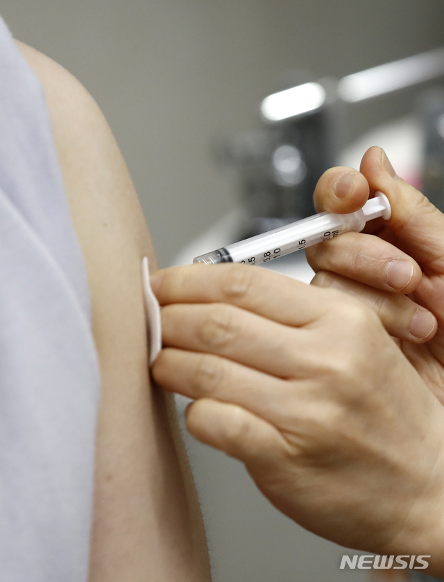 [서울=뉴시스]한 시민이 얀센 백신을 접종하고 있다. (사진= 뉴시스DB)