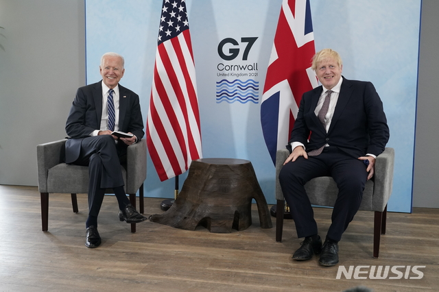 [카비스베이=AP/뉴시스]조 바이든 미국 대통령과 보리스 존슨 영국 총리가 영국 콘월 카비스 베이 호텔에서 열리는 주요7개국(G7) 정상회의에 앞서 10일(현지시간) 양자회담을 하고 있다. 2021.06.11.