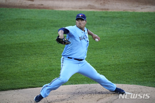 Toronto Blue Jays starting pitcher Hyun Jin Ryu, of South Korea, throws against the Chicago White Sox during the first inning of a baseball game in Chicago, Thursday, June 10, 2021. (AP Photo/Nam Y. Huh)