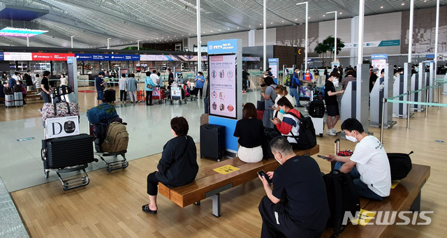 [인천공항=뉴시스]홍찬선 기자 = 코로나19의 장기화로 승객이 급감한 인천공항 출국장이 11일 오전 승객들로 붐비고 있다. 2021.06.11 mania@newsis.com