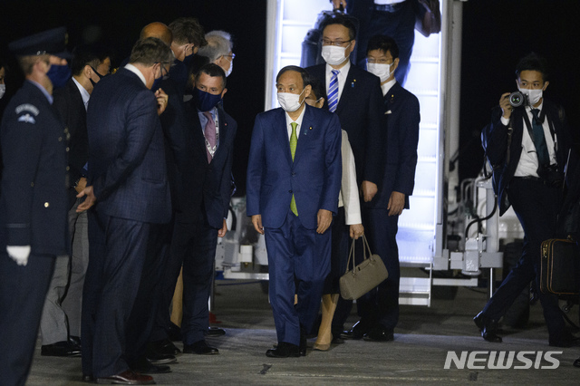 [뉴키=AP/뉴시스]스가 요시히데 일본 총리가 영국 콘월에서 열리는 주요 7개국(G7) 정상회의에 참석하기 위해 11일(현지시간) 뉴키 공항에 도착했다. 2021.06.11.