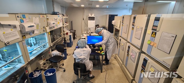  [서울=뉴시스]경기 판교에 위치한 티앤알바이오팹 연구실 한쪽에서 연구원들이 역분화세포를 배양하고 있다.