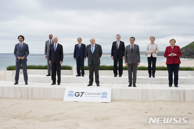 [콘월=AP/뉴시스]6월 11일(현지시간) 영국 콘월의 카비스베이 해변에서 주요 7개국(G7) 정상들이 기념촬영을 하고 있다. 2021.06.12.