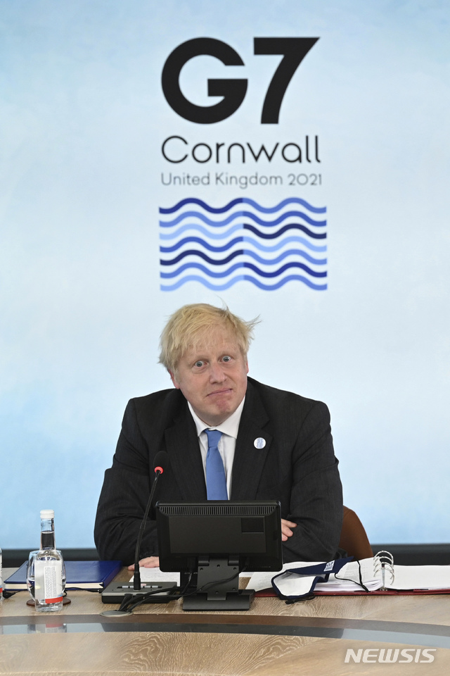 [카비스 베이/AP=뉴시스] 보리스 존슨 영국 총리가 11일(현지시간) 영국 콘월 카비스 베이에서 열린 G7 정상회의에 참석해 정상들과 자리를 함께하고 있다. 2021.06.12. 