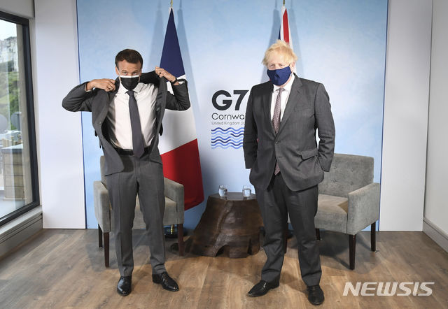 [콘월=AP/뉴시스]12일(현지시간) 영국 콘월에서 주요 7개국(G7) 정상회의 를 계기로 에마뉘엘 마크롱 프랑스 대통령(왼쪽)과 보리스 존슨 영국 총리가 양자 회담을 가졌다. 2021.06.13.