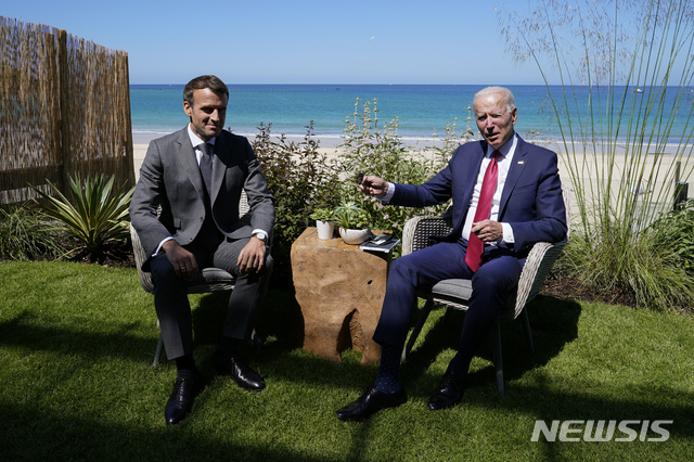 [콘월=AP/뉴시스]조 바이든 미국 대통령(오른쪽)과 에마뉘엘 마크롱 프랑스 대통령이 12일(현지시간) 영국 콘월에서 열린 주요 7개국(G7) 정상회의 기간 중 양자회담을 가지고 있다. 2021.06.13.