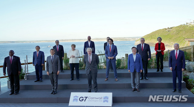 [콘월(영국)=뉴시스]박영태 기자 = 문재인 대통령이 12일(현지시간) 영국 콘월 카비스베이 양자회담장 앞에서 G7 정상회의에 참석한 정상들과 기념촬영을 하고 있다. 앞줄 왼쪽부터 남아공 시릴 라마포사 대통령, 프랑스 에마뉘엘 마크롱 대통령, 영국 보리스 존슨 총리 , 문재인 대통령, 미국 조 바이든 미국 대통령. 두번째 줄 왼쪽부터 일본 스가 요시히데 총리, 독일 앙겔라 메르켈 총리, 캐나다 쥐스탱 트뤼도 총리, 호주 스콧 모리슨 총리. 세번째 줄 왼쪽부터 UN 안토니우 구테흐스 사무총장, 샤를 미셸 EU 정상회의 상임의장, 이탈리아 마리오 드라기 총리, 우르줄라 폰데어라이엔 EU 집행위원장. 2021.06.13. since1999@newsis.com