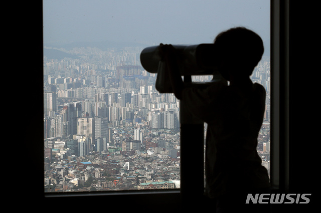 [서울=뉴시스]김병문 기자 = 서울 중구 남산서울타워에서 서울 시내 아파트 단지가 보이고 있다. 2021.06.13. dadazon@newsis.com