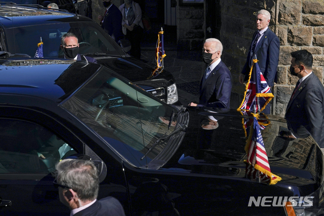 [세인트아이브스=AP/뉴시스]조 바이든 미국 대통령이 13일(현지시간) 영국 콘월 세인트아이브스의 성당에 도착했다. 2021.6.13. 