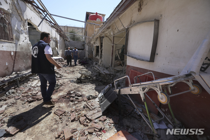 [이들립(시리아)=AP/뉴시스]지난 6월 13일 시리아 이들립 지역에서 한 남성이 심각하게 손상된 병원을 살펴보고 있다. 2021.10.03. 사진은 기사와 관련없음. 