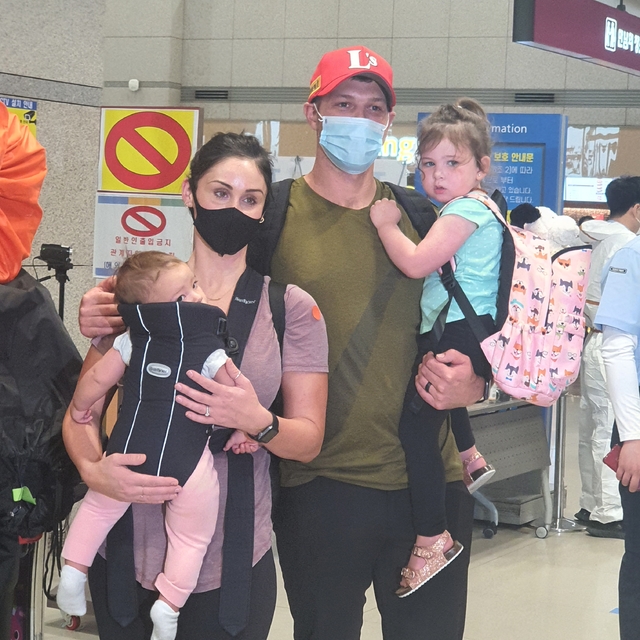 [서울=뉴시스] 12일 인천공항을 통해 입국한 SSG 랜더스의 새 외국인 투수 샘 가빌리오와 그의 가족. (사진 = SSG 랜더스 제공) *재판매 및 DB 금지