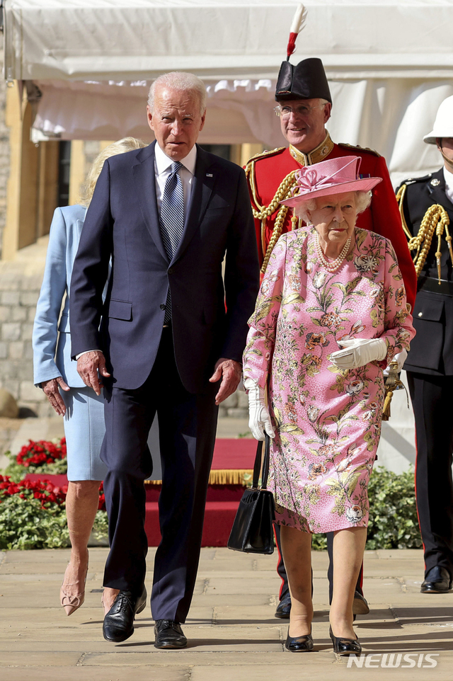 [윈저=AP/뉴시스]조 바이든(왼쪽) 미국 대통령과 엘리자베스 2세 영국 여왕이 13일(현지시간) 영국 윈저의 윈저성에서 함께 걷고 있다. 엘리자베스 2세 여왕은 조 바이든 대통령 내외를 런던 인근의 윈저성에 초청했다. 2021.06.14
