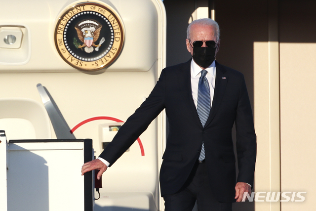 [브뤼셀=AP/뉴시스]조 바이든 미국 대통령이 13일(현지시간) 북대서양조약기구(NATO·나토) 정상회의 참석을 위해 벨기에 브뤼셀 소재 멜스브로에크 군 공항에 도착한 모습. 2021.06.14.