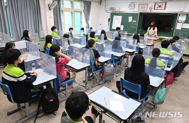 [서울=뉴시스]사진공동취재단 = 수도권 중학교의 등교 수업 확대된 14일 오전 서울 양천구 월촌중학교에서 학생들이 수업 시작 전 담임교사와 조회를 하며 방역 수칙을 교육받고 있다. 교육부는 누적된 수업 부족으로 인한 학력 격차 문제를 해소하기 위해 이날부터 수도권 중학교의 학교 밀집도 기준을 전체 3분의 1에서 3분의 2로 완화했다. 2021.06.14. photo@newsis.com