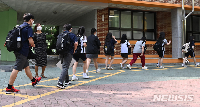 [수원=뉴시스]김종택기자 = 수도권 중학생과 직업계 고등학교 학생들의 등교 수업이 확대 시행된 14일 오전 경기도 수원시 권선구 화홍중학교에서 학생들이 등교하고 있다. 2021.06.14.jtk@newsis.com