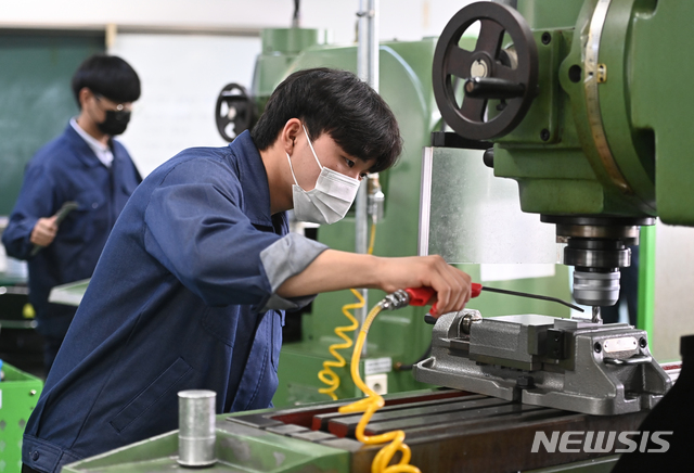 [수원=뉴시스]김종택기자 = 지난해 6월14일 경기도 수원시 팔달구 삼일공업고등학교 기계과 학생들이 국가기술자격실기시험을 앞두고 실습 교육을 하고 있다. 2021.06.14.jtk@newsis.com