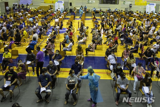 [방콕=AP/뉴시스] 14일 태국 수도에서 시민들이 중국 시노백 백신 주사를 맞기 위해 앉아 기다리고 있다 