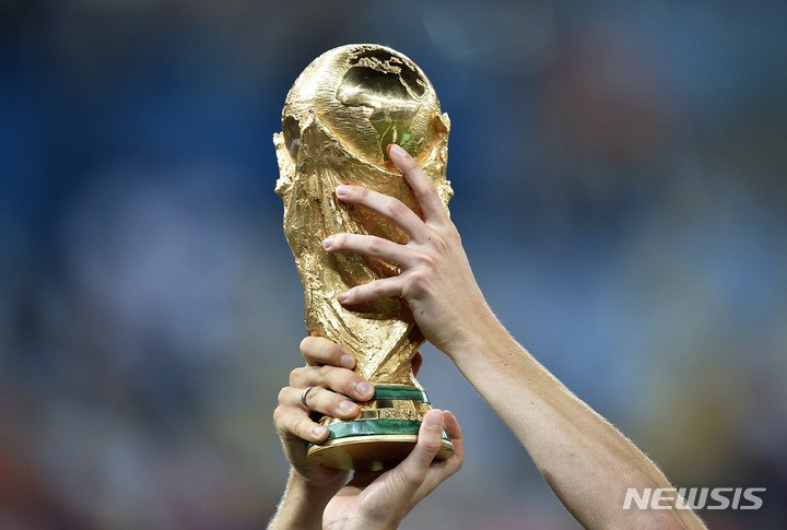 [리우데자네이루=AP/뉴시스]월드컵 우승 트로피. 2014.07.13.