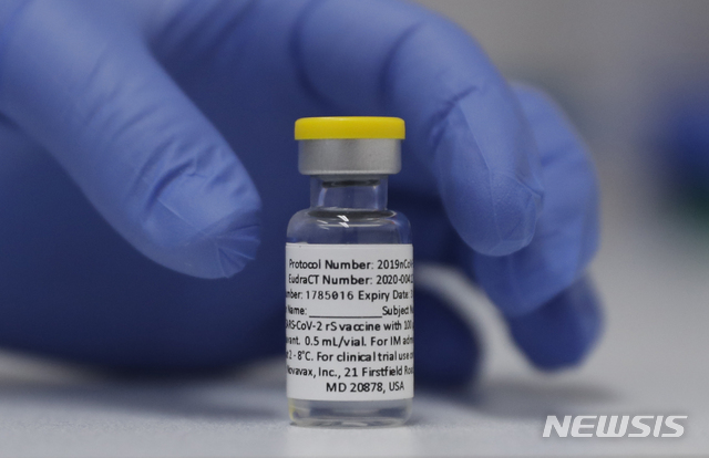 [AP/뉴시스] 2020년 10월 사진으로 영국 런던 병원에서 노바백스의 3상 실험 주사병약이 사용 준비되고 있다