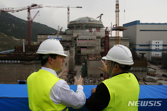 [타이산=AP/뉴시스] 최근 방사성 물질 유출 의혹으로 미국 정부가 조사에 나선 중국 광둥성 타이산 원자력발전소의 건설현장을 지난 2013년 10월17일 촬영한 자료사진. 2021.06.14 