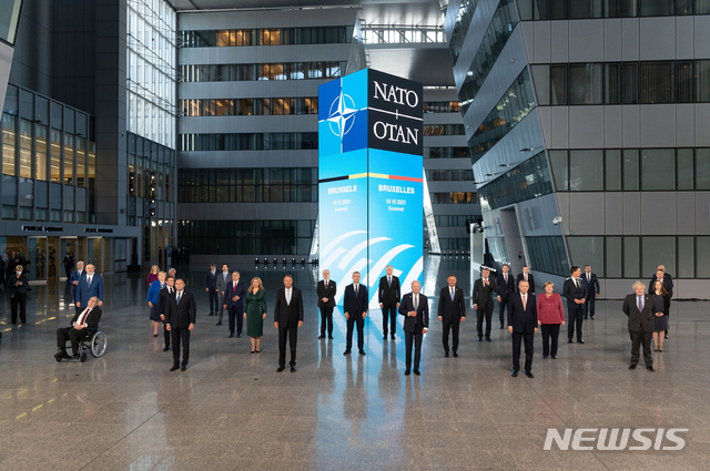 [브뤼셀=AP/뉴시스] 지난해 6월14일(현지시간) 벨기에 브뤼셀에서 열린 북대서양조약기구(NATO.나토) 정상회의에서 회원국 30개국 정상들이 기념촬영을 하고 있다.
