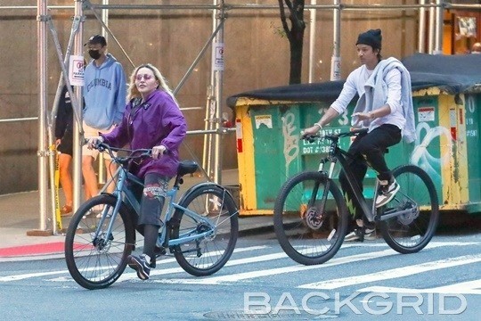 [서울=뉴시스] 마돈나가 20대 남친과 자전거 데이트를 즐겼다. (사진 = 백그리드 제공) 2021.06.15. photo@newsis.com *재판매 및 DB 금지