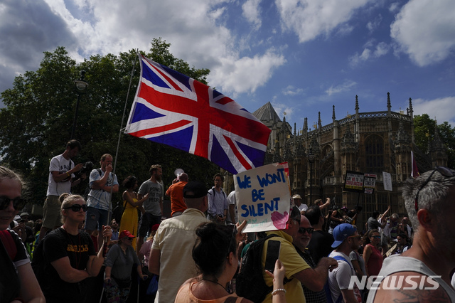 [런던=AP/뉴시스] 14일(현지시간) 영국 런던에서 코로나19 봉쇄 완화 연기에 항의하는 사람들이 시위 중인 모습. 2021.06.16. 