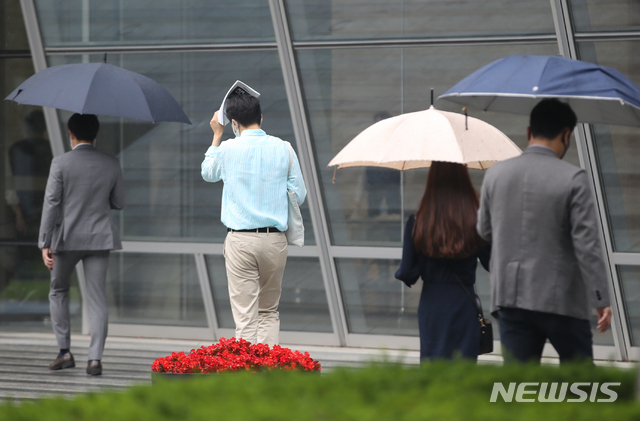 [서울=뉴시스]조수정 기자 = 비가 내리는 15일 오전 서울 영등포구에서 시민들이 우산 등을 들고 출근길 발걸음을 재촉하고 있다. 2021.06.15. chocrystal@newsis.com