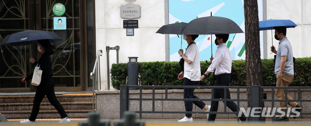 [서울=뉴시스]김선웅 기자 = 전국 곳곳에 비가 내린 지난 15일 오전 서울 중구 명동에서 우산을 쓴 시민들이 길을 걷고 있다. 2021.06.15. mangusta@newsis.com
