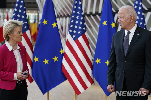 [브뤼셀=AP/뉴시스]조 바이든 미국 대통령과 우르줄라 폰 데어 라이엔 EU 집행위원장이 6월 15일(현지시간) 미국-EU 정상회의에서 인사하고 있다. 2021.6.15.