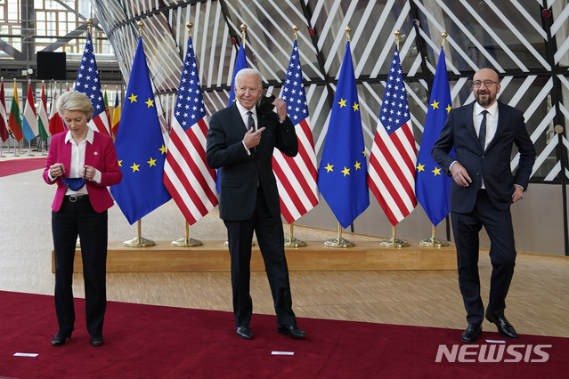 [브뤼셀-AP/뉴시스] 바이든 미 대통령(가운데)과 폰데어라이엔 EU 집행위원장(왼쪽) 및 미셸 상임의장이 15일 양자 정상회담에 들어가기 전 마스크를 벗고 있다