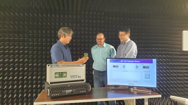 [서울=뉴시스] 삼성전자의 삼성리서치 아메리카(SRA) 실험실에서 삼성전자 연구원들이 140GHz 통신 시스템을 시연하고 있다. (사진=삼성전자 제공) *재판매 및 DB 금지