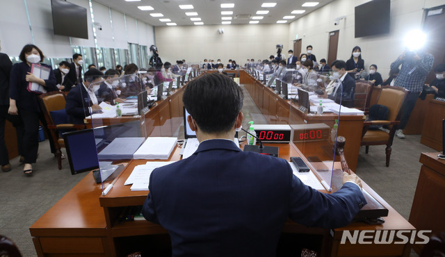 [서울=뉴시스]전신 기자 = 16일 서울 여의도 국회에서 열린 보건복지위원회 전체회의에서 김민석 위원장이 의사봉을 두드리고 있다. 2021.06.16. (공동취재사진) photo@newsis.com