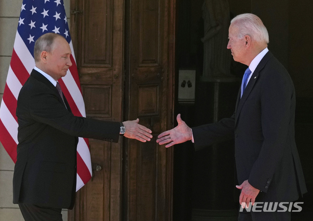 [제네바(스위스)=AP/뉴시스]조 바이든(오른쪽) 미 대통령과 블라디미르 푸틴 러시아 대통령이 16일 스위스 제네바의 라 그랑제 빌라에서 첫 정상회담을 시작하기에 앞서 악수를 나누고 있다. 2021.6.16