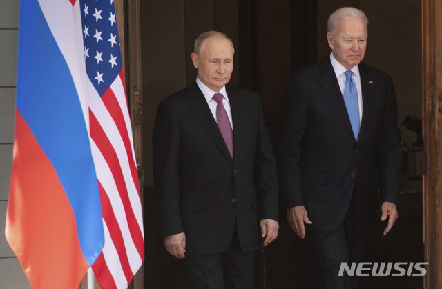 [제네바(스위스)=AP/뉴시스]16일(현지시간) 조 바이든 미국 대통령(왼쪽)과 블라디미르 푸틴 러시아 대통령이  스위스 제네바의 '빌라 라 그랑주'에 도착해 사진촬영에 임하고 있다. 2021.06.17.