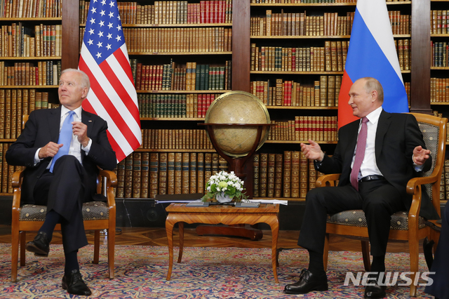 [제네바(스위스)=AP/뉴시스]6월 16일(현지시간) 조 바이든 미국 대통령(왼쪽)과 블라디미르 푸틴 러시아 대통령이 스위스 제네바의 '빌라 라 그랑주'에서 첫 회담을 가지기 전 환담을 나누고 있다. 2021.06.16.