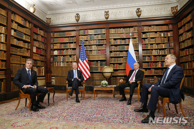[제네바(스위스)=AP/뉴시스]조 바이든 미국 대통령과 블라디미르 푸틴 러시아 대통령의 첫 대면 정상회담이 열렸던 지난해 6월16일(현지시간)자 사진으로, 토니 블링컨 미국 국무장관(왼쪽)과 세르게이 라브로프 러 시아 외무장관(오른쪽)이 각 정상들 옆에 나란히 앉아 있다. 2022.01.21.