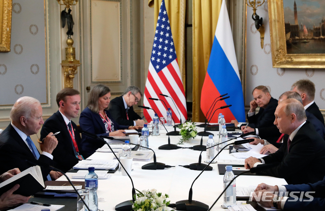 [제네바(스위스)=AP/뉴시스]16일(현지시간) 조 바이든 미국 대통령(왼쪽)과 블라디미르 푸틴 러시아 대통령이  스위스 제네바의 '빌라 라 그랑주'에서 확대 회담을 가지고 있다. 2021.06.17.