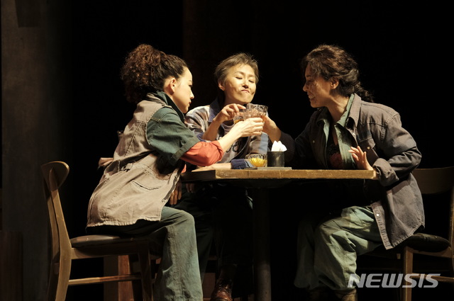 [서울=뉴시스]연극 'SWEAT 스웨트: 땀, 힘겨운 노동' 공연 사진. (사진=국립극단 제공) 2021.06.17. photo@newsis.com