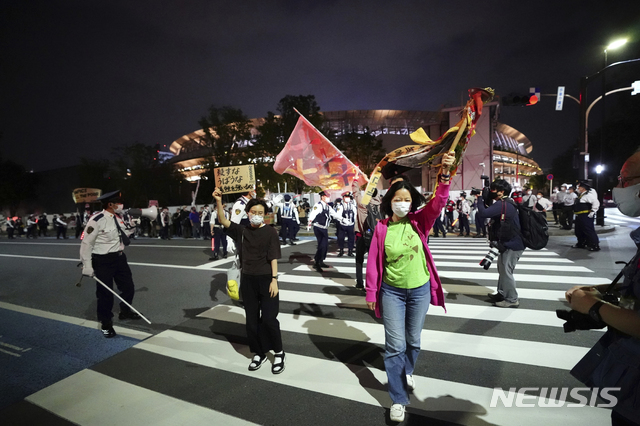 [도쿄=AP/뉴시스] 지난 5월9일 도쿄 올림픽에 반대하는 사람들이 도쿄 국립경기장 주변에서 올림픽 반대 시위를 벌이는 모습. 2021.06.18.