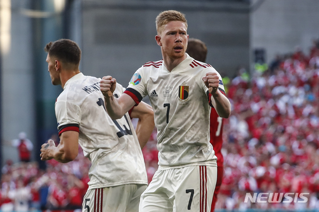 [코펜하겐=AP/뉴시스] 벨기에의 케빈 더브라위너가 18일(한국시간) 덴마크 코펜하겐 파르켄 스타디움에서 열린 덴마크와 유로2020 B조 경기에서 토르강 아자르의 득점이 나오자 기뻐하고 있다. 2021.06.18.