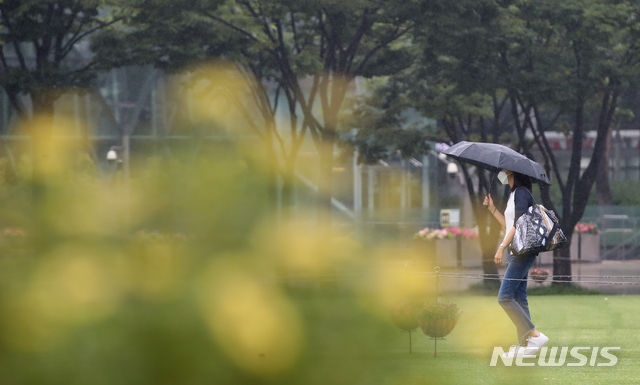 [서울=뉴시스]조수정 기자 = 전국에 비가 내린 지난 18일 오전 서울 중구 서울광장에서 한 시민이 우산을 들고 출근길 발걸음을 재촉하고 있다. 2021.06.18. chocrystal@newsis.com