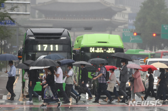 [서울=뉴시스] 조수정 기자 = 서울 중구 시청역 인근에서 시민들이 출근길 발걸음을 재촉하고 있다. 2021.06.18. chocrystal@newsis.com