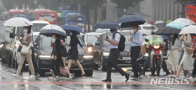 [서울=뉴시스] 조수정 기자 = 전국적으로 비가 내리고 있는 18일 오전 서울 중구 서울 광장에서 시민들이 우산을 들고 발걸음을 재촉하고 있다. 2021.06.18. chocrystal@newsis.com 이 사진은 기사 내용과 직접적 관련 없음