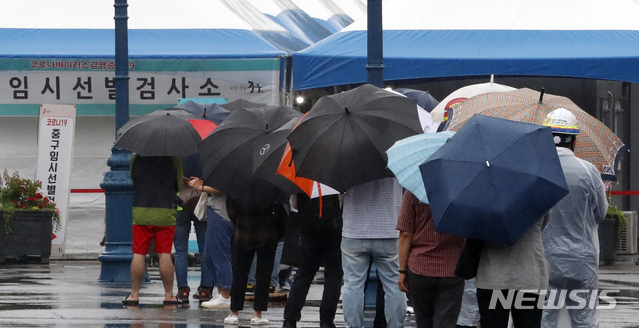 [서울=뉴시스]김형수 기자 = 0시 기준 국내 코로나19 신규확진자가 507명 발생한 18일 서울 중구 서울역 광장 코로나19 임시선별검사소에서 검사를 받으려는 시민들이 줄서 있다. 2021.06.18. kyungwoon59@newsis.com