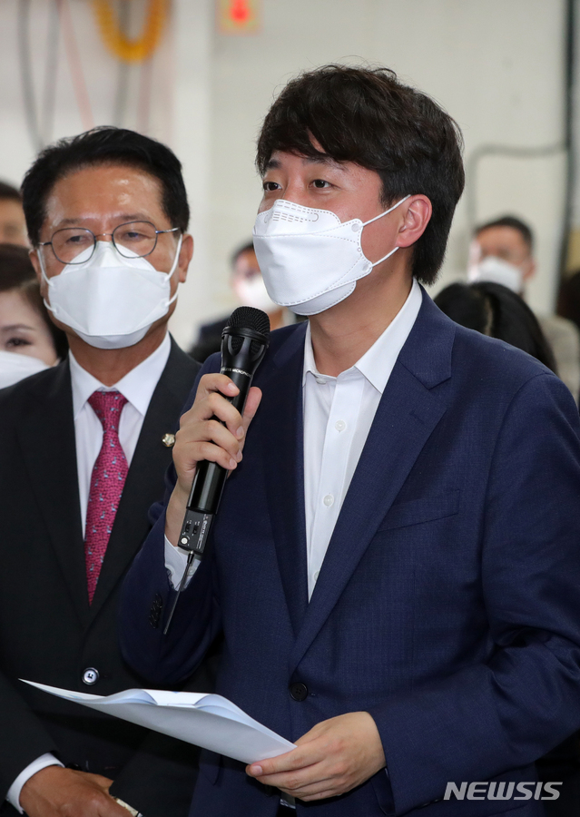 [군산=뉴시스]김얼 기자 = 이준석 국민의힘 대표가 18일 군산형 일자리 기업 현장 방문 및 간담회를 위해 전북 군산시 (주)명신공장을 찾아 질문을 하고 있다. 2021.06.18. pmkeul@newsis.com