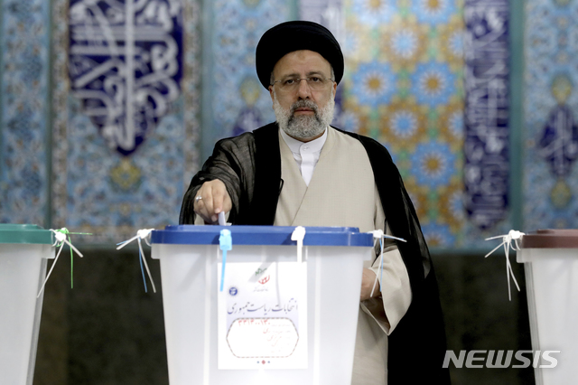 [테헤란=AP/뉴시스]세예드 에브라힘 라이시 이란 대통령 후보가 18일(현지시간) 테헤란의 한 투표소에서 투표하고 있다. 라이시는 90% 개표율 상황에서 상대 후보에 크게 앞서며 당선을 확정했다고 19일 이란 내무부가 밝혔다. 2021.06.19.