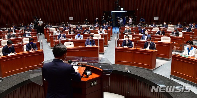 [서울=뉴시스]최동준 기자 = 윤호중 더불어민주당 원내대표가 18일 오후 서울 여의도 국회에서 열린 더불어민주당 부동산 세제 논의를 위한 정책 의원총회에 참석해 발언하고 있다. (공동취재사진) 2021.06.18. photo@newsis.com