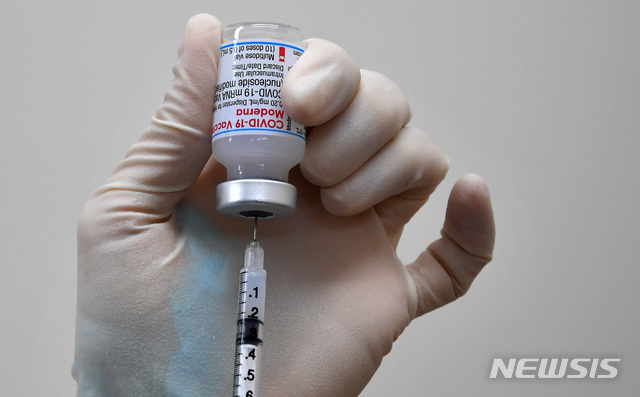 [부산=뉴시스] 한 의료진이 모더나 백신을 주사기에 분주하고 있다. (사진=뉴시스 DB). photo@newsis.com